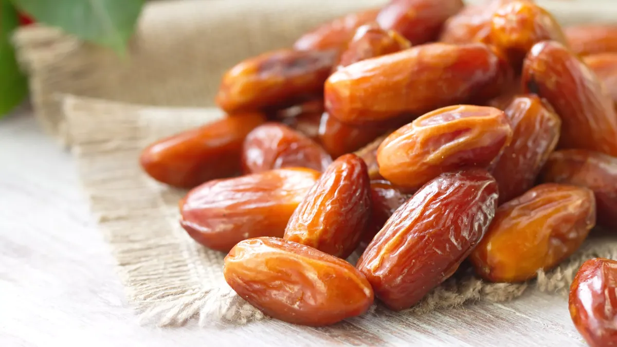 Dattes dénoyautées et coupées en deux, montrant leur chair