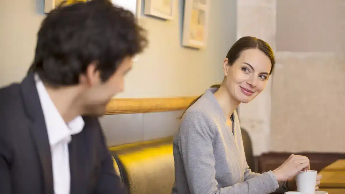 Couple discutant avec complicité, symbolisant une communication directe et transparente