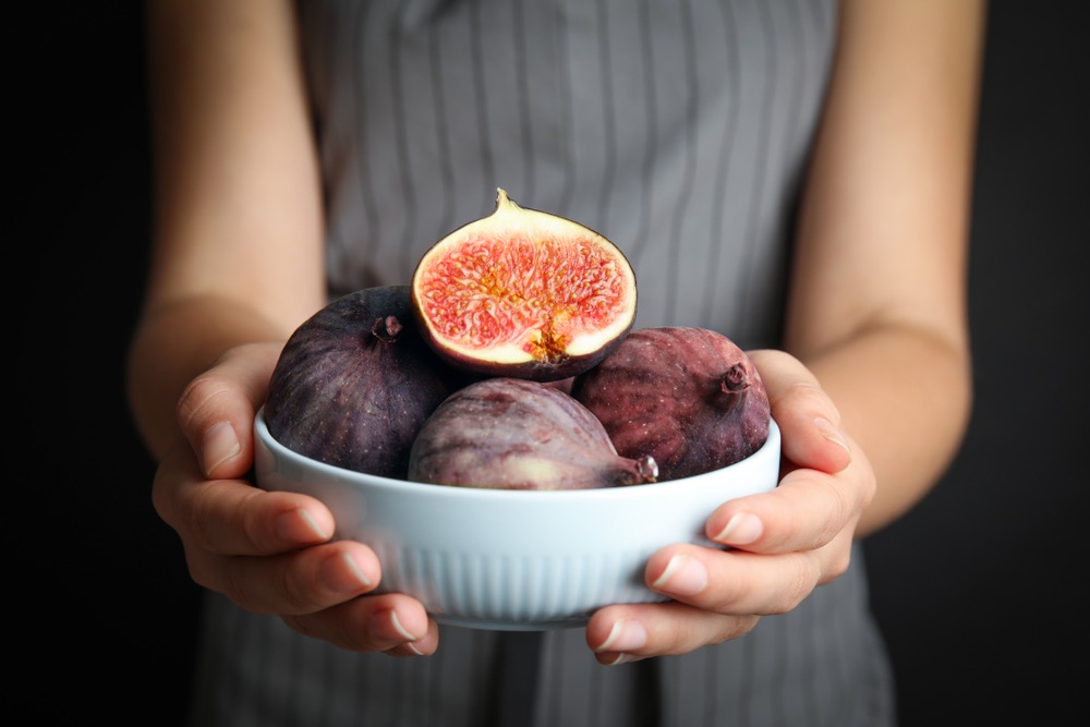 Assiette gourmande avec figues fraîches et fromage