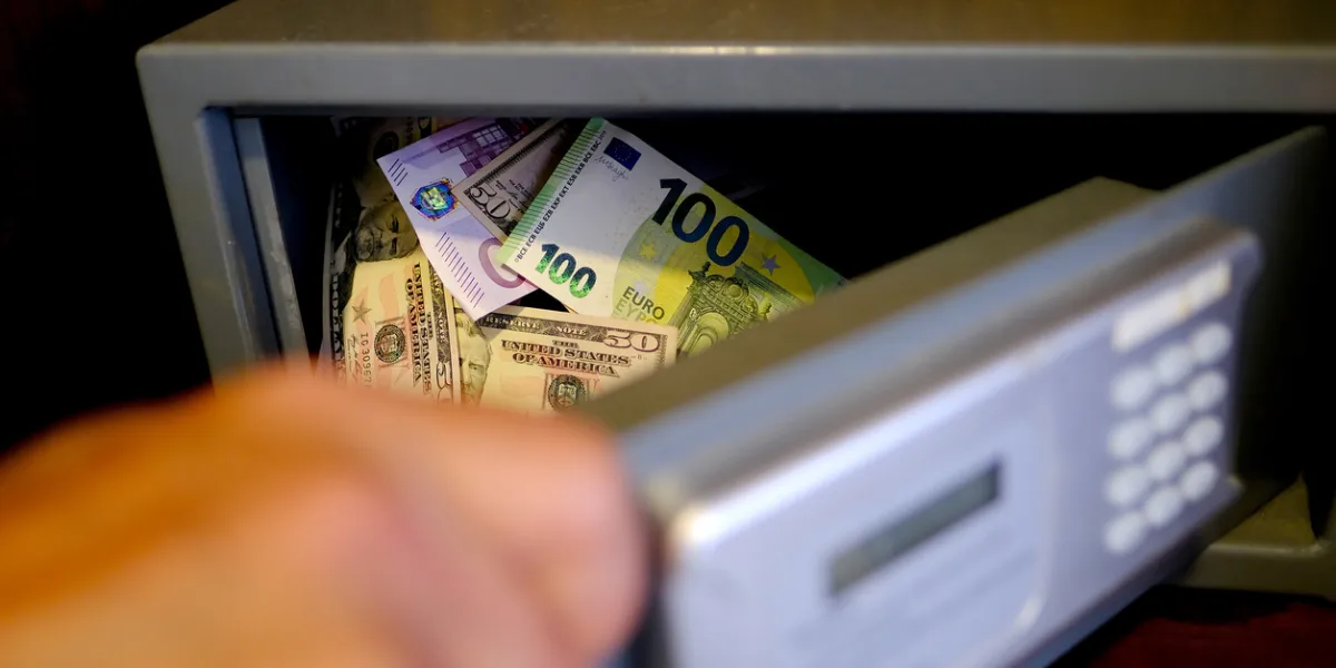 Billets d'euros rangés soigneusement