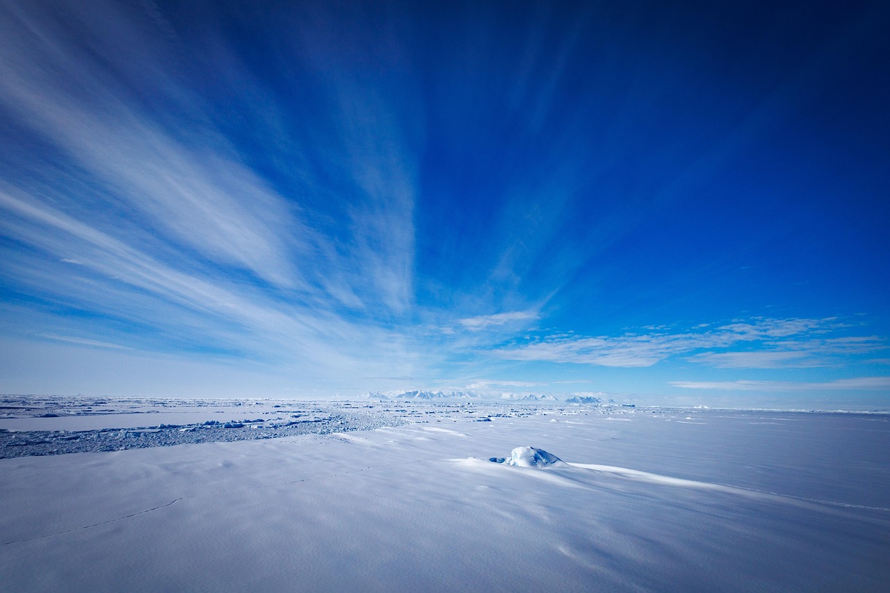 Paysage glacé de l'Antarctique avec des montagnes