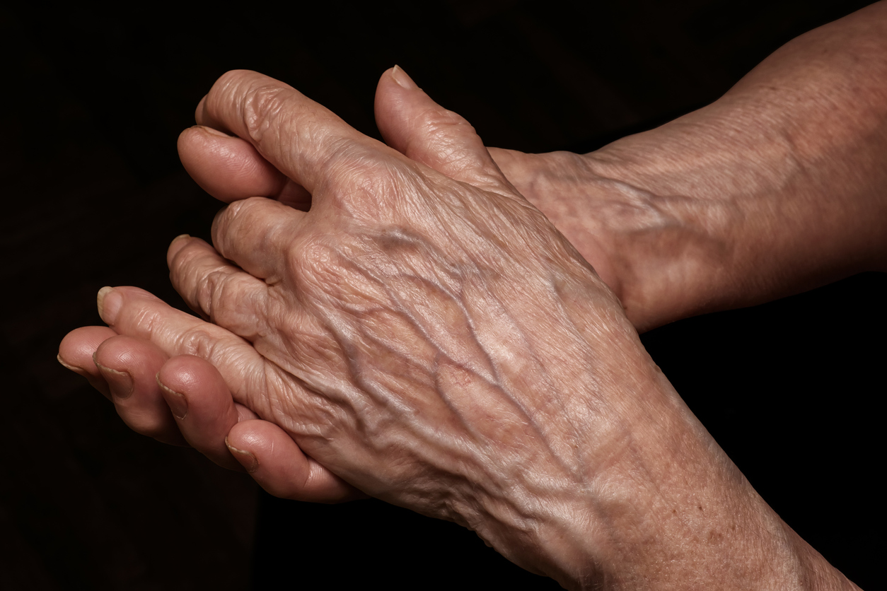 Mains veinées : d'où vient ce phénomène et comment apaiser naturellement vos veines saillantes