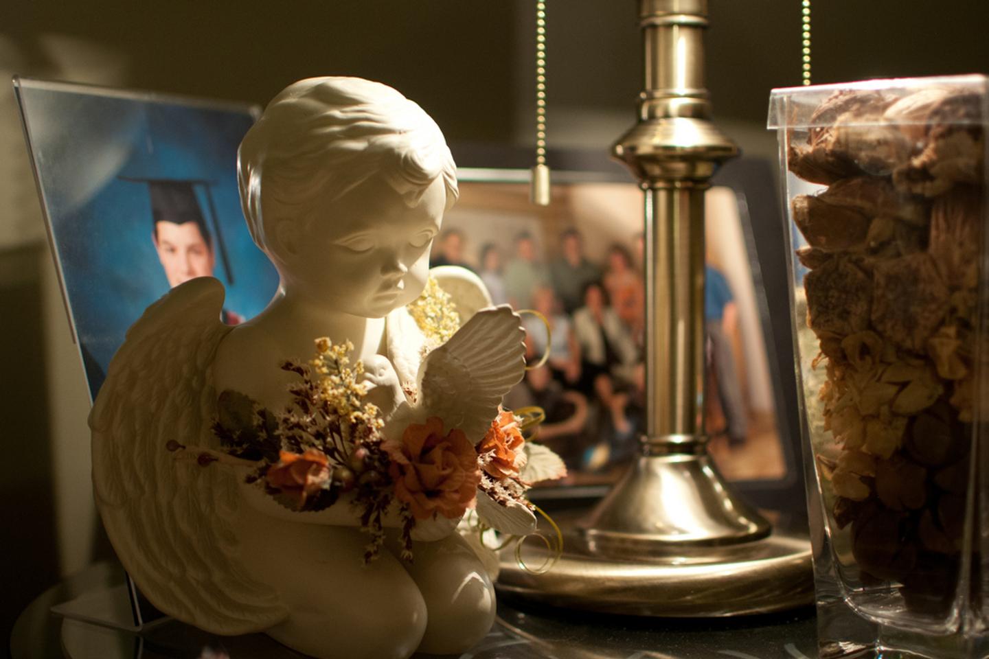 Personne inspirant une fragrance évocatrice de souvenirs