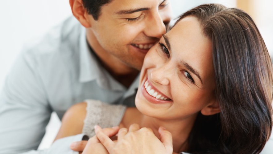 Femme souriante lors d'une conversation