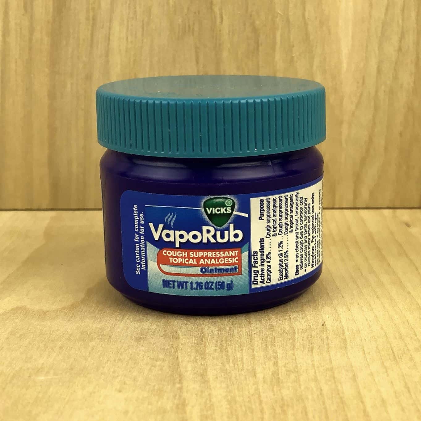 Pot de VapoRub et pieds avec chaussettes, pour les soins de nuit