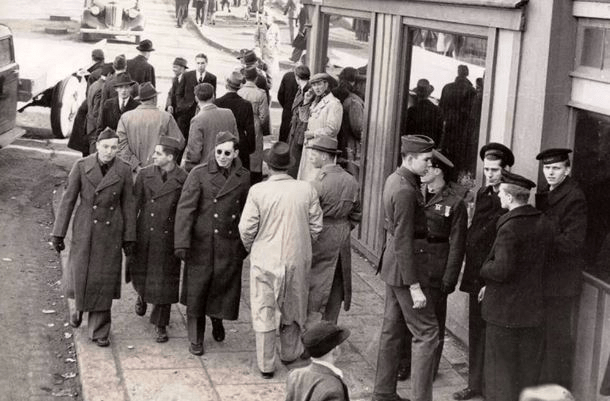Photographie en noir et blanc de Reykjavik en 1943 montrant un homme près d'une fenêtre