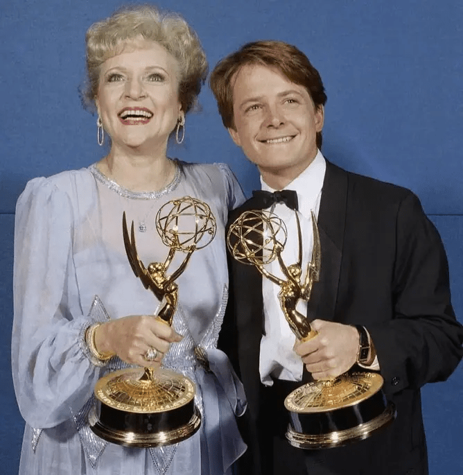 Michael J. Fox s'exprimant en public, visage déterminé et sincère