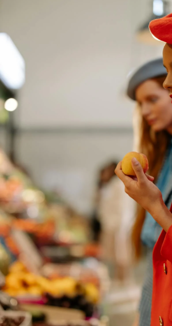 Illustration stylisée d'un cœur formé par deux mains se tendant l'une vers l'autre