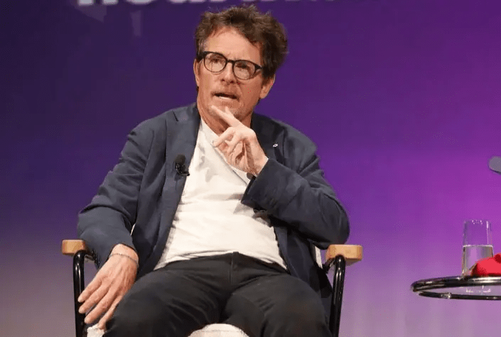 Michael J. Fox actuel, arborant un sourire chaleureux et sage