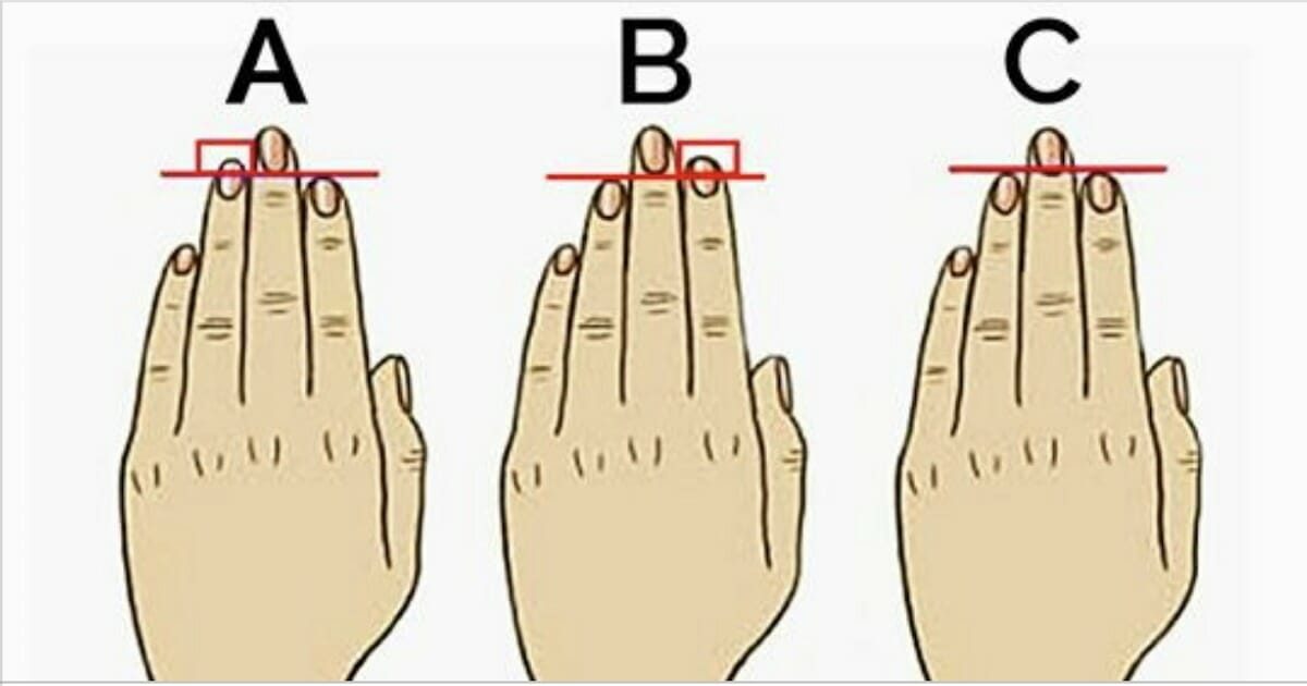 Main féminine tenant une tasse de café, mettant en lumière les doigts