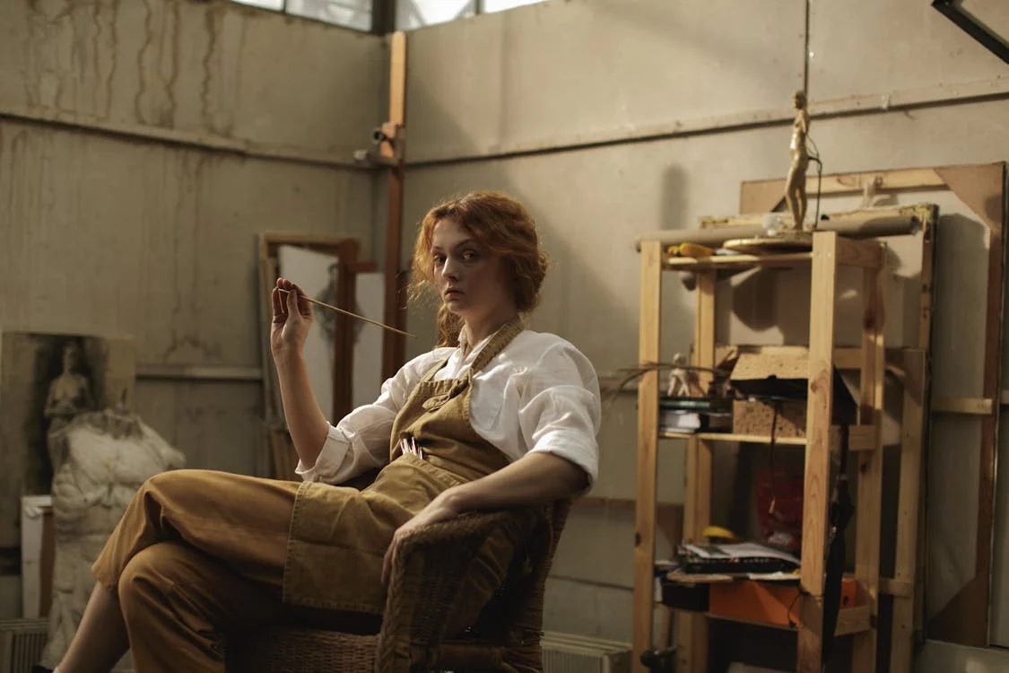 Femme faisant des étirements pour se dégourdir les jambes