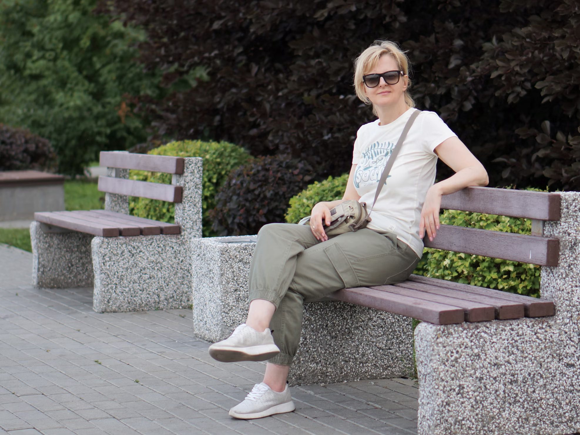 Femme assise confortablement, les jambes croisées sur un canapé