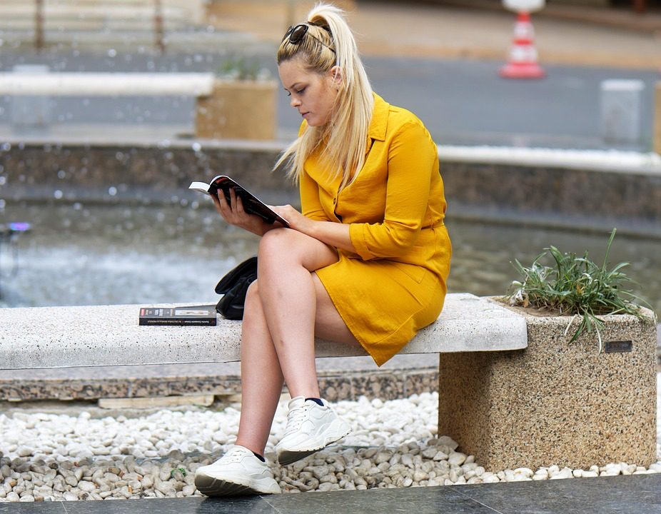 Détail des jambes croisées de deux personnes en conversation