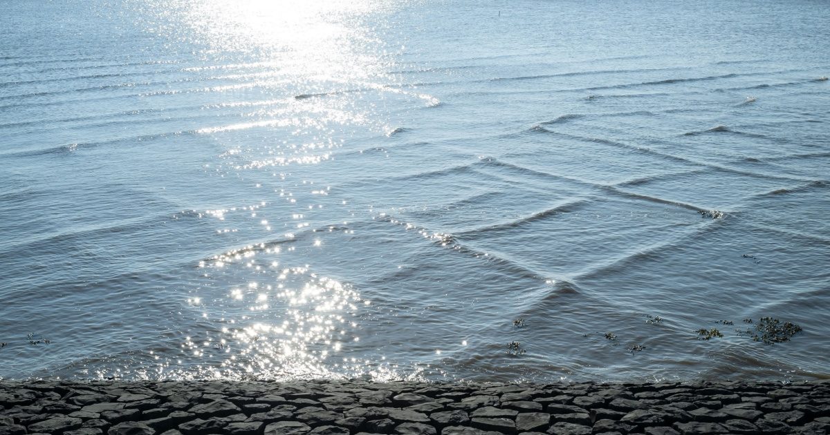 Mer avec un motif de vagues carrées vu du ciel
