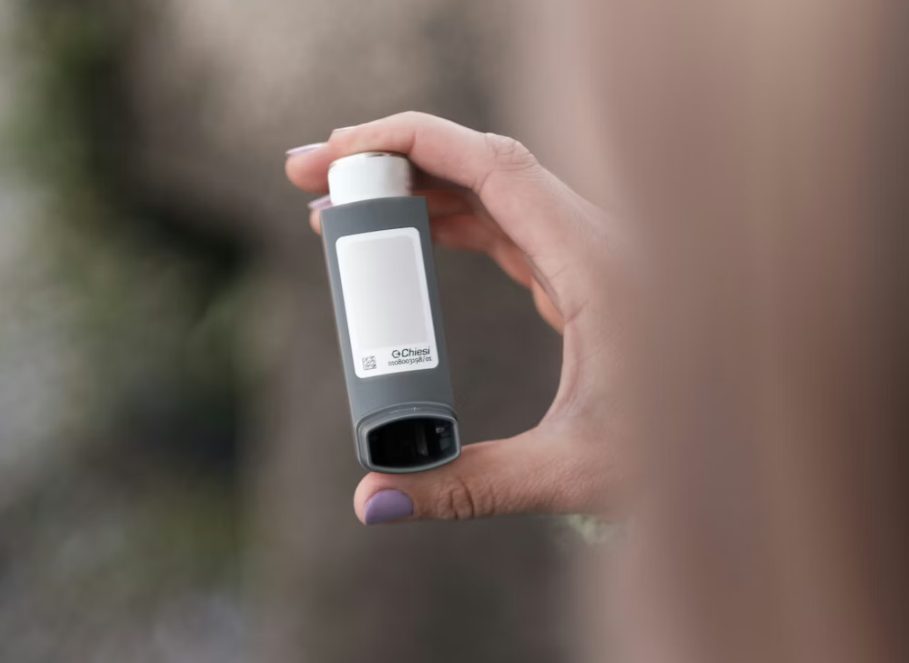 Femme prenant une grande inspiration en extérieur