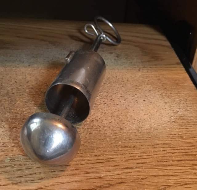 Cuillère à crème vintage posée sur une table
