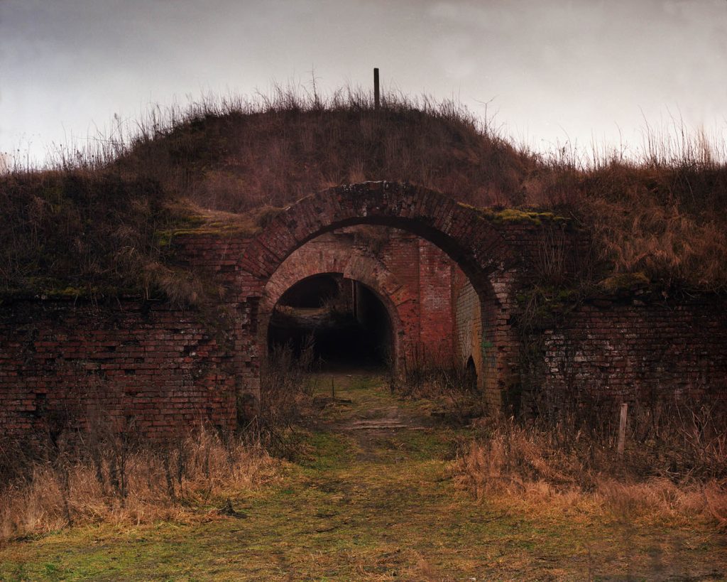 Photographie d'un paysage urbain où un sniper est camouflé