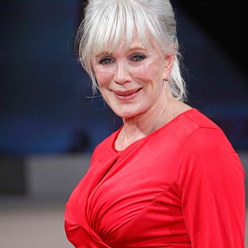 Linda Evans posant avec douceur, les cheveux blonds