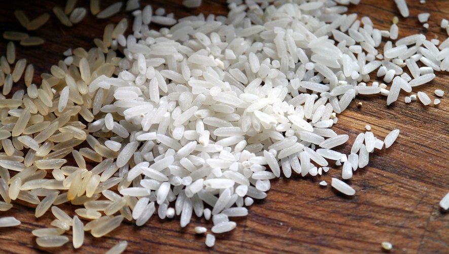 Paquet de riz isolé sur un plan de travail