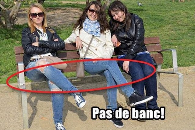 Détail montrant l'absence de siège sous les femmes