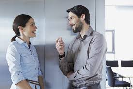 Silhouette féminine adoptant une posture droite et assurée