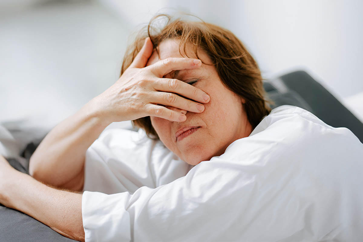 Femme fatiguée, possible symptôme de carence en vitamine D