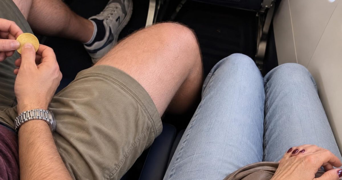 Elle se fait envahir par son voisin d'avion : la leçon que ce passager discret lui donne change tout