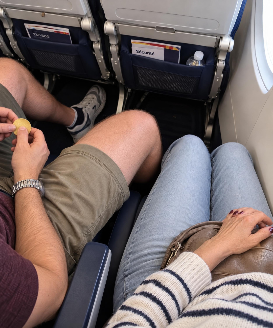 Elle se fait envahir par son voisin d'avion : la leçon que ce passager discret lui donne change tout