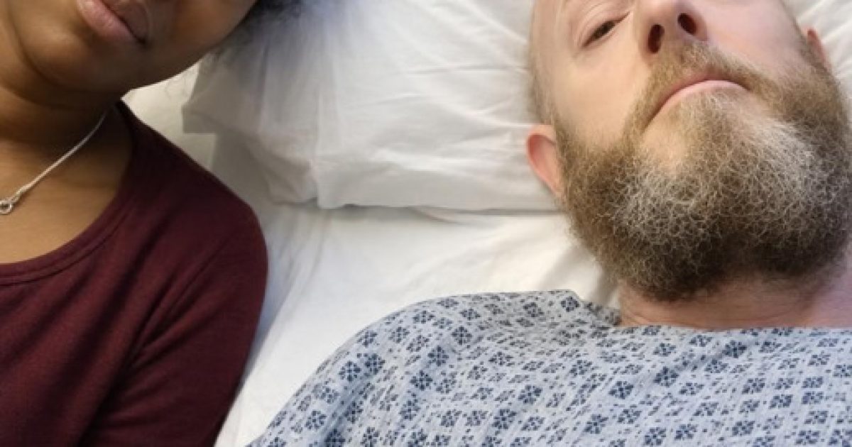 Elle installe une caméra dans la chambre d'hôpital de son mari mourant et découvre une vérité bouleversante