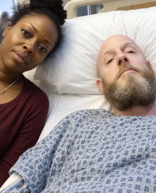 Elle installe une caméra dans la chambre d'hôpital de son mari mourant et découvre une vérité bouleversante