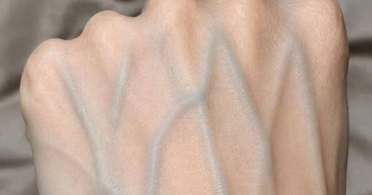 Veines apparentes sur les mains : ce que votre corps cherche vraiment à vous dire