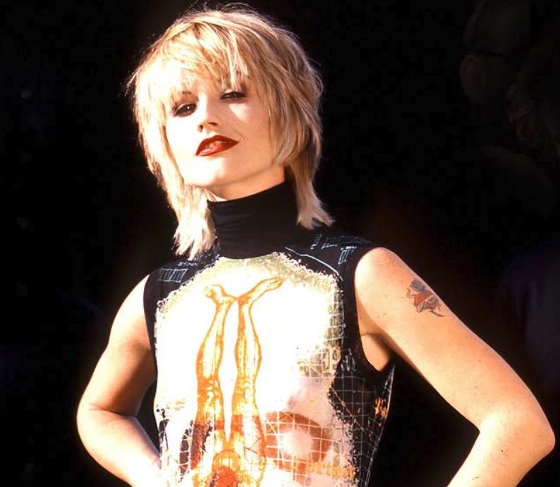 Dolores O'Riordan jeune, regard pensif