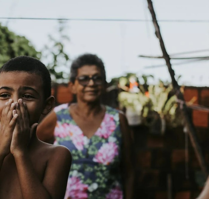 Illustration artistique d'un œil aux reflets ambrés