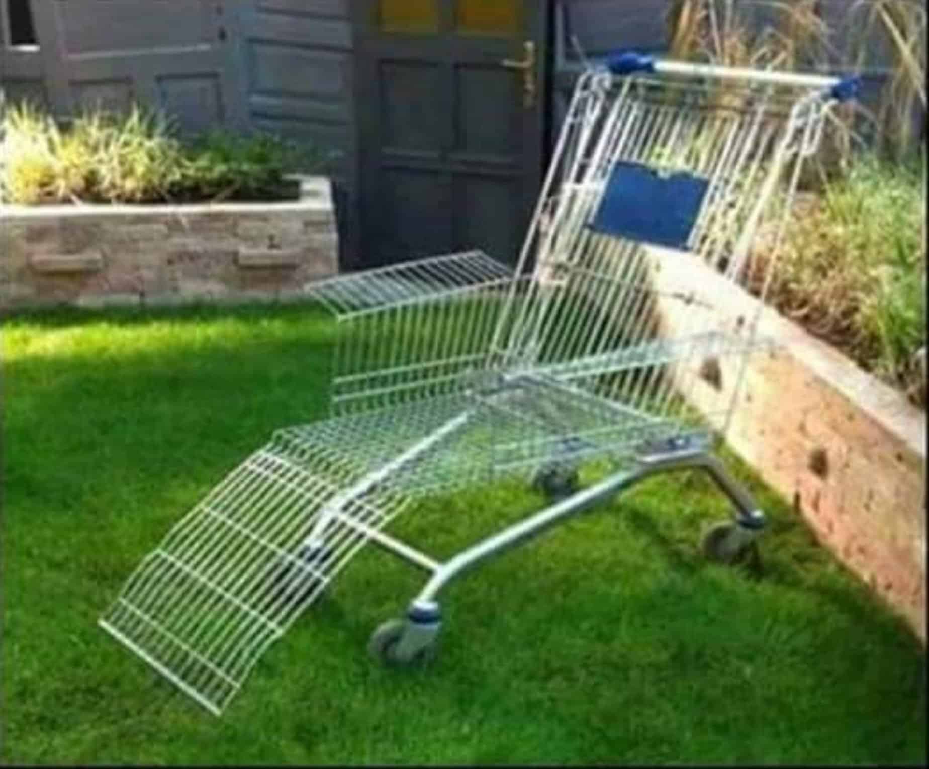 Chariot de supermarché transformé en chaise longue avec coussin coloré