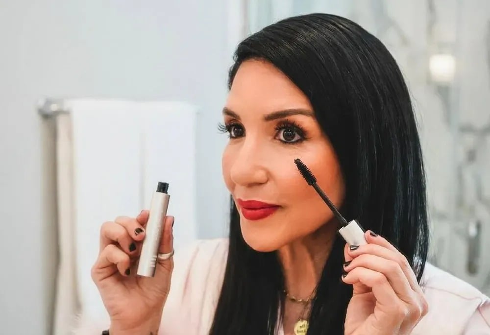 Femme appliquant délicatement du maquillage