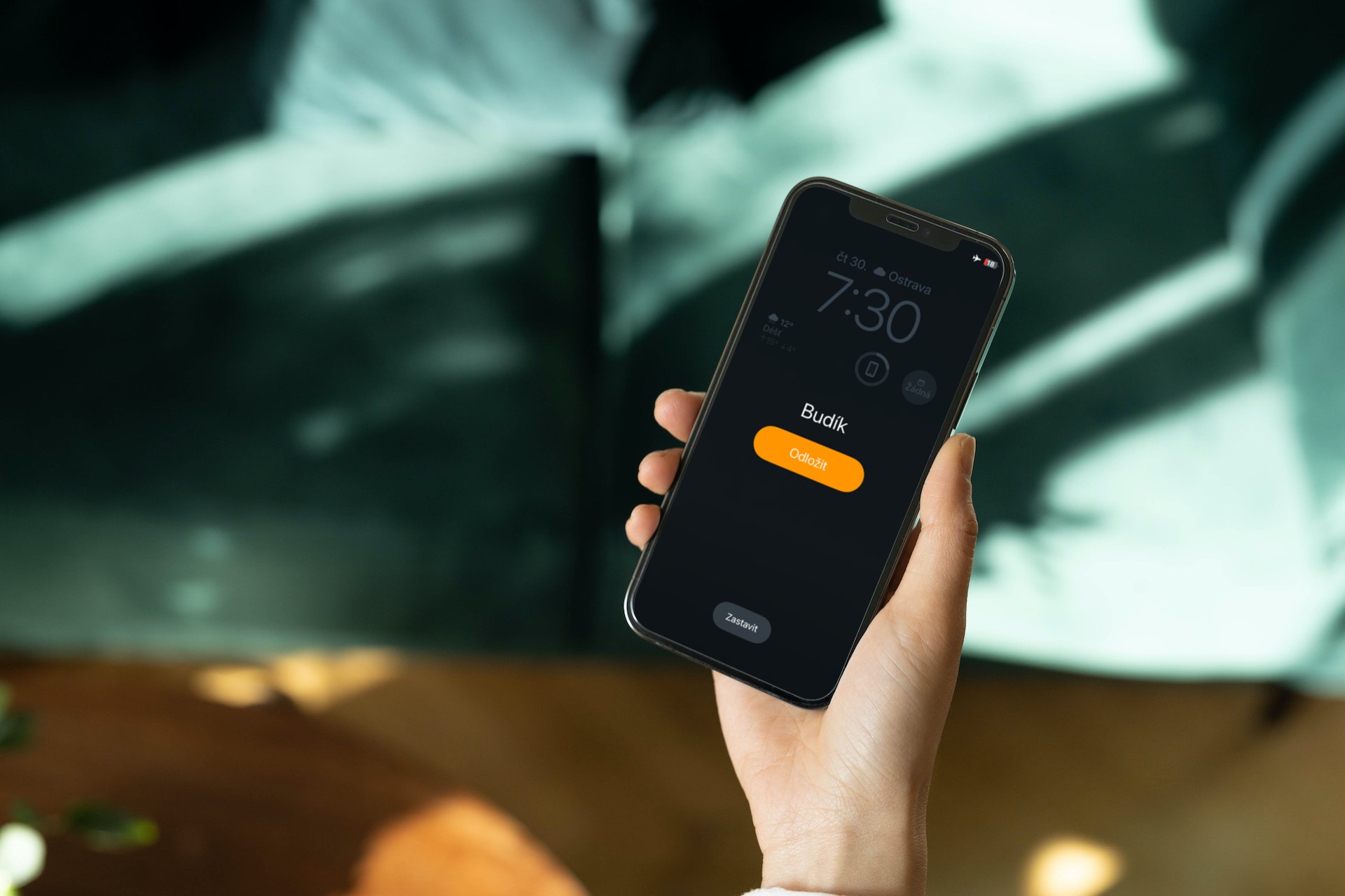 Smartphone avec écran affichant des raccourcis personnalisables