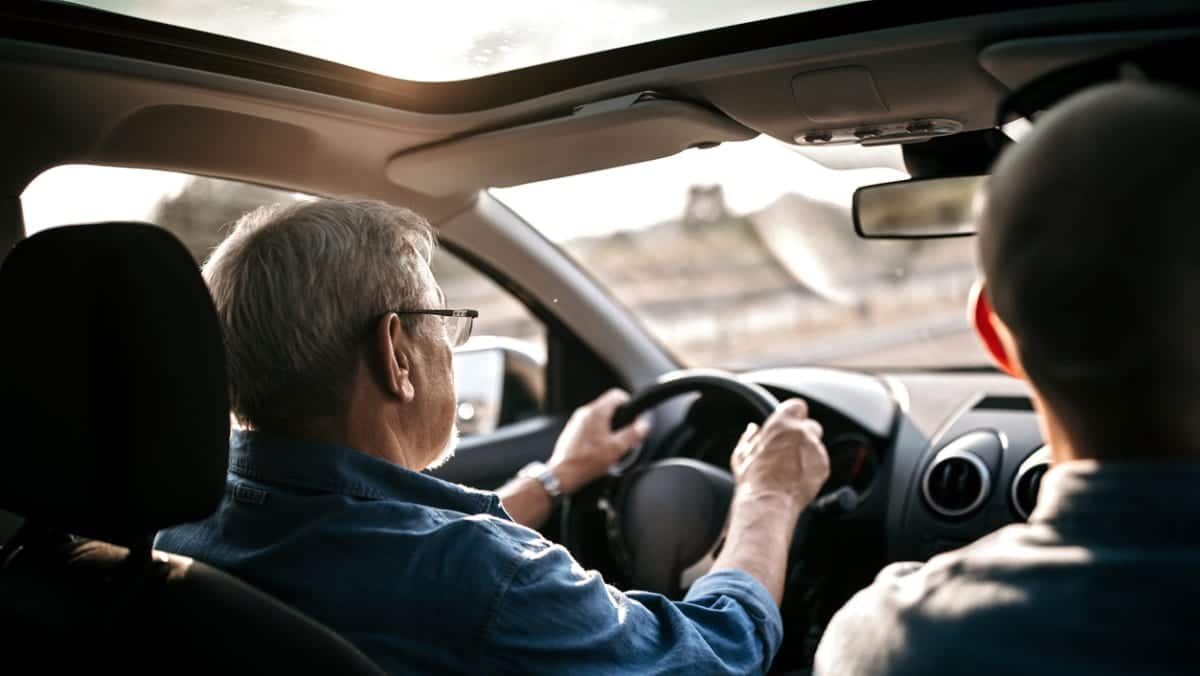 Conduite et vieillissement : faut-il imposer un examen médical aux automobilistes âgés ?