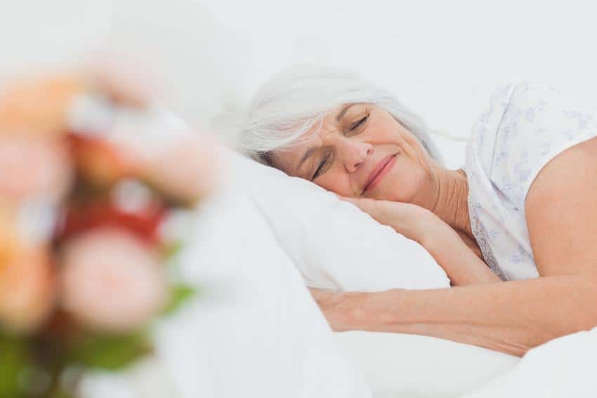 Lits séparés après 50 ans : et si c’était la clé d’un sommeil enfin paisible ?