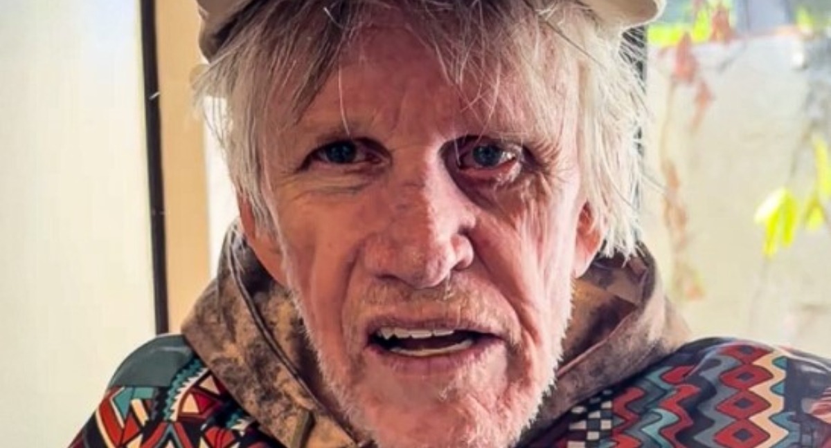 Gary Busey, acteur hollywoodien, pose avec un sourire franc