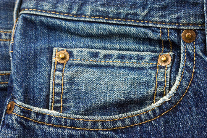 Détail des rivets métalliques sur un jean vintage