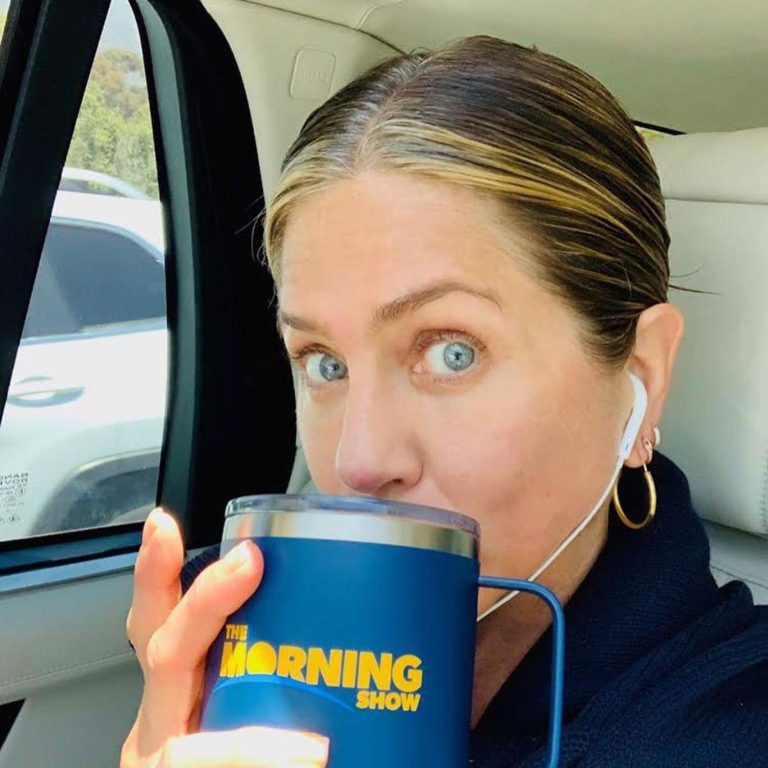 Jennifer Aniston, visage démaquillé et souriant, beauté naturelle