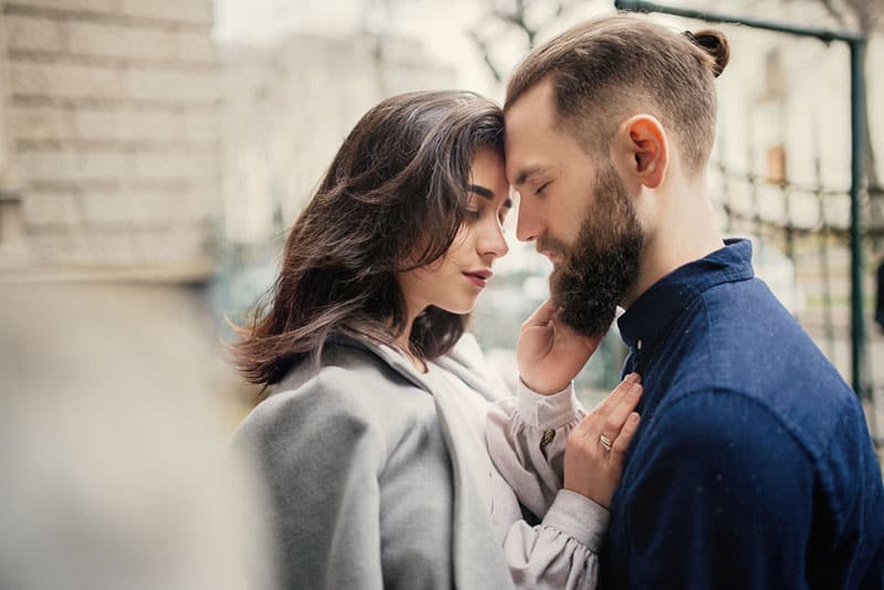 Jeune couple s'embrassant tendrement