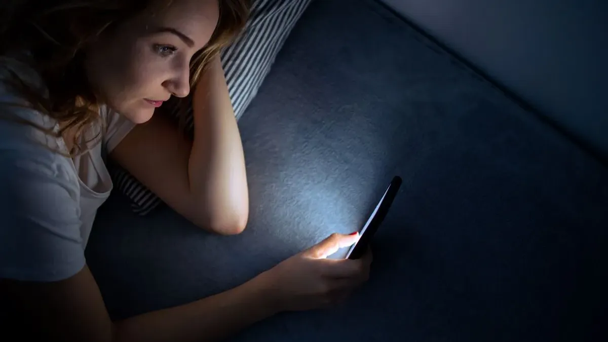 À huit ans, elle dort seule mais répète que son lit est « trop petit » : ce que sa mère découvre à 2h du matin la bouleverse