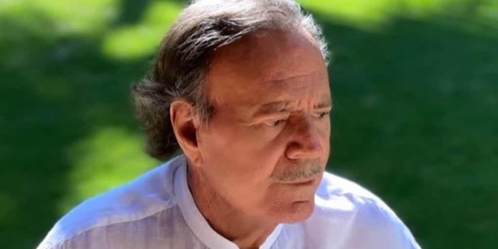 Julio Iglesias aujourd'hui, l'air apaisé et heureux
