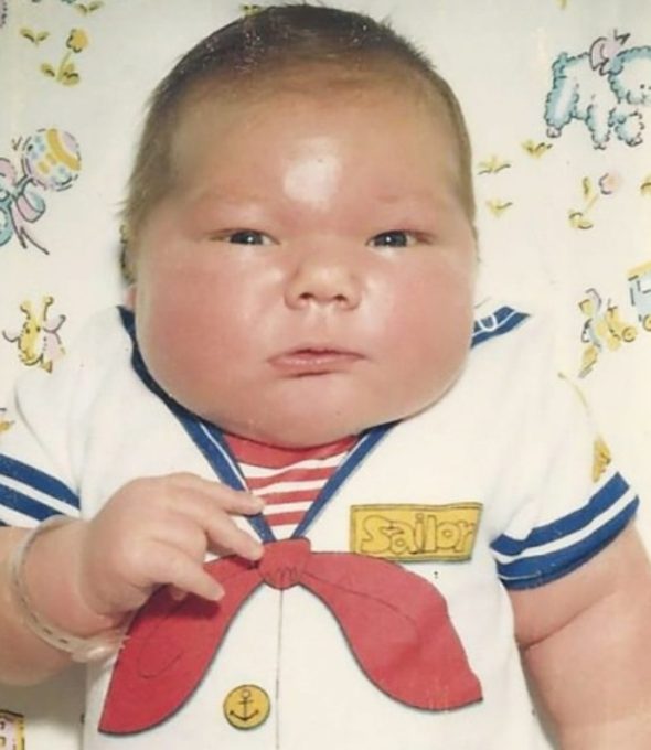 Il pesait 7 kilos à la naissance en 1983 : découvrez à quoi ressemble ce « bébé record » aujourd'hui, 40 ans plus tard !
