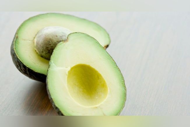 Avocat coupé en deux, prêt à être dégusté