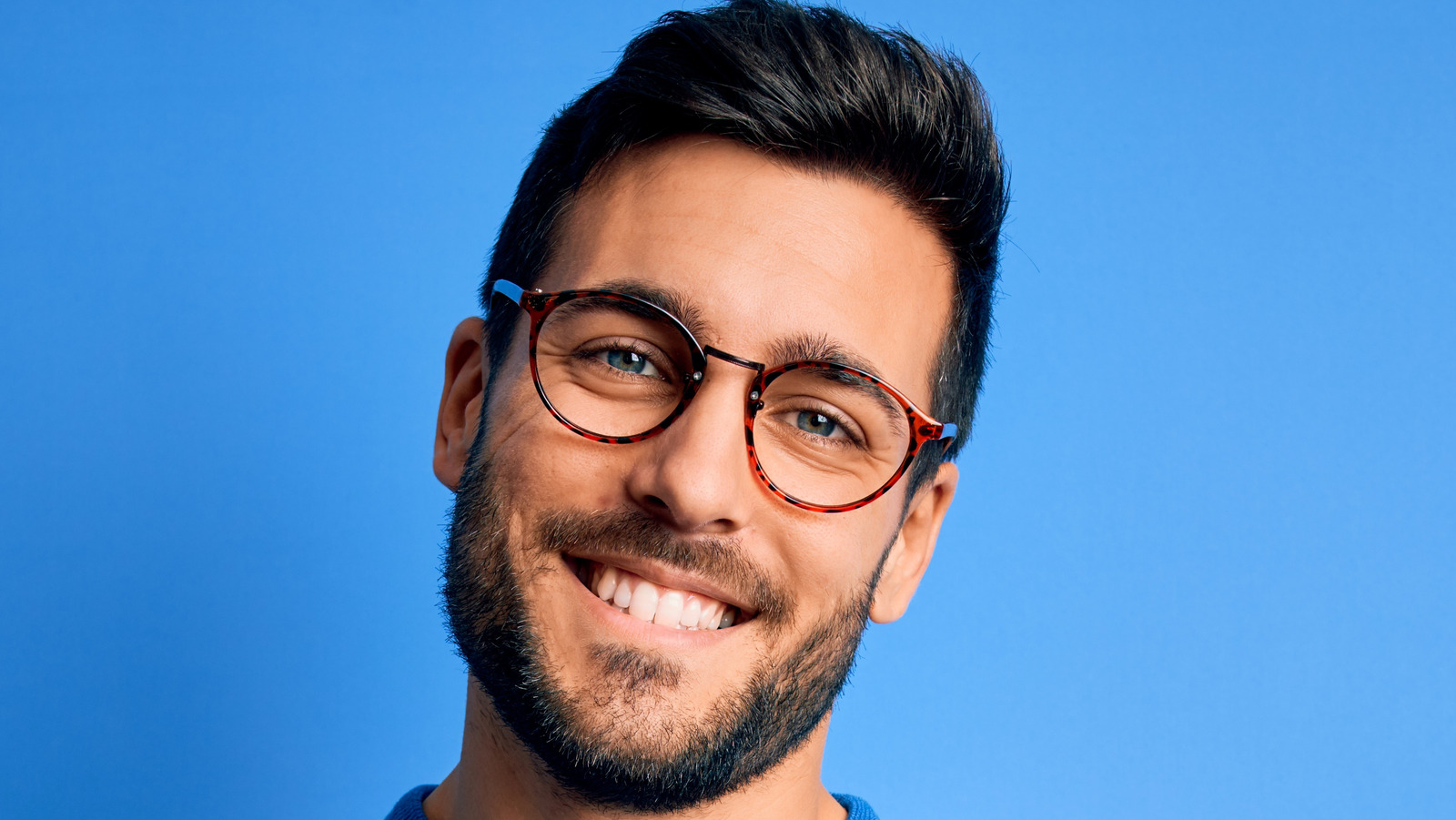 Homme mature adoptant une posture confiante et ouverte