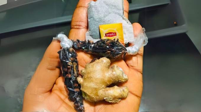 Infusion thé Lipton gingembre girofle préparée dans une tasse