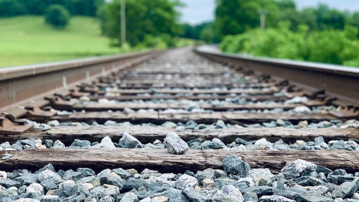 Trois adolescentes perdent la vie sur les rails : leur ultime selfie dévoile un indice qu’elles n’avaient pas remarqué