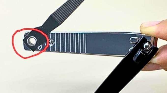 Démonstration de l'utilisation du trou pour courber délicatement un fil métallique fin